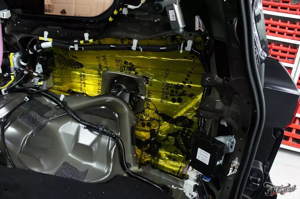 Lexus LX570. Установка сабвуфера в крыло и частичная шумоизоляция салона!